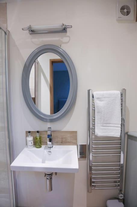 Barley - Cosy Stylish Apartment - Easy Access To Bath And Many Nearby Attractions Box  Buitenkant foto